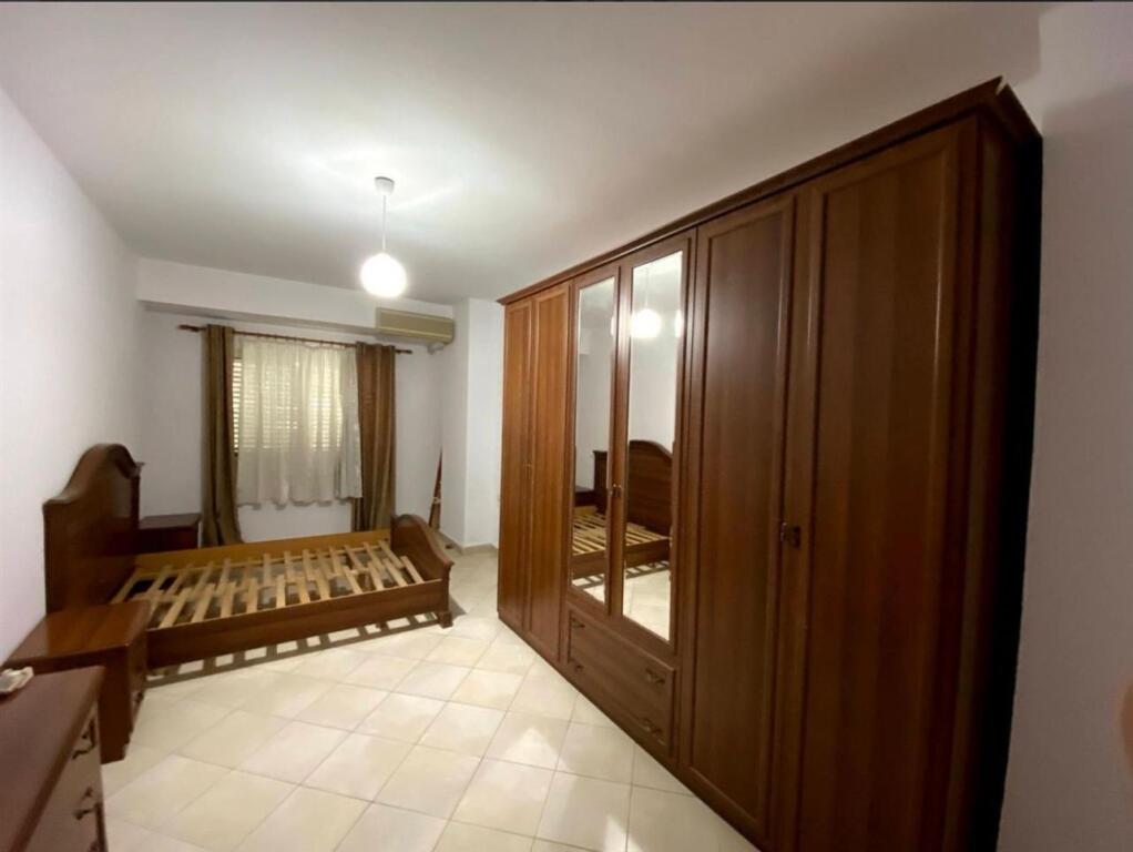 Qira Apartament 2+1, pallati EkoMarket, Yzberisht