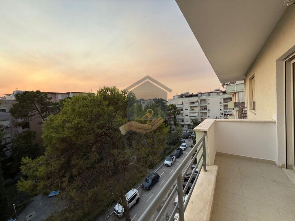 Jepet me qira, Apartament 2+1 në Golem, Durres