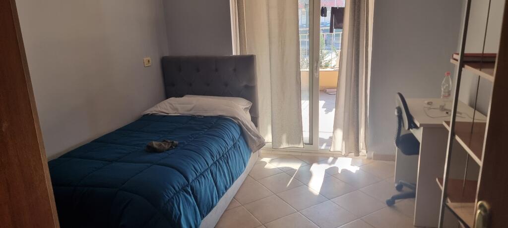 Japim me qira apartament 2 +1 ME VERAND  ne Kombinat prane stacionit te urbanit  