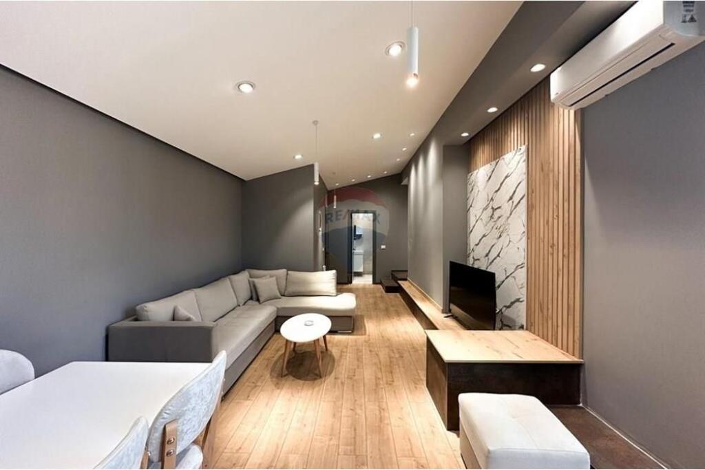 Shitet Apartament 2+1 me verandë në Farkë