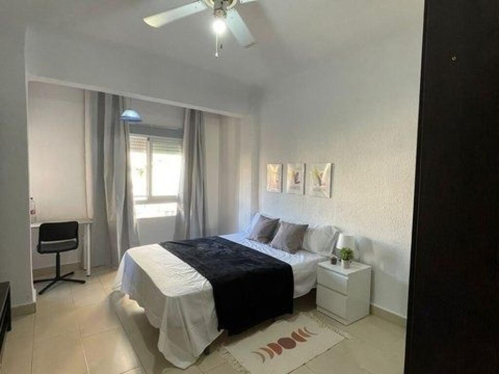 Apartament me qera 2+1 tek Komuna e Parisit (ID B2201378) Tirane