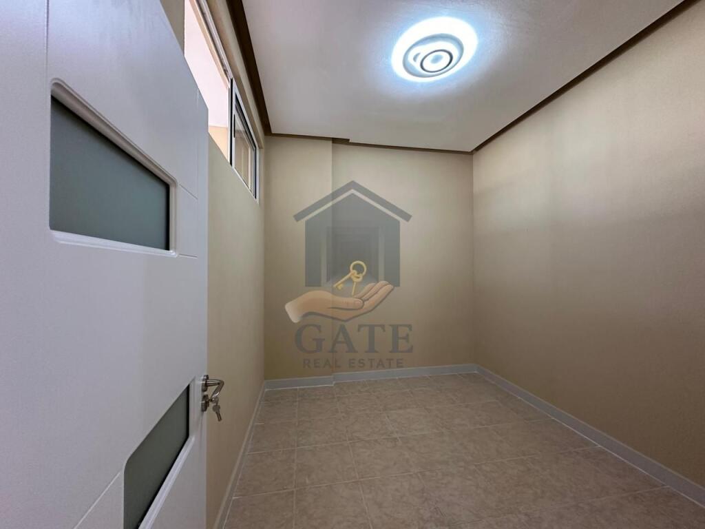 Disponojmë për shitje një super Apartament 3+1 pranë Shkollës "Bajram Curri" në Plazh.