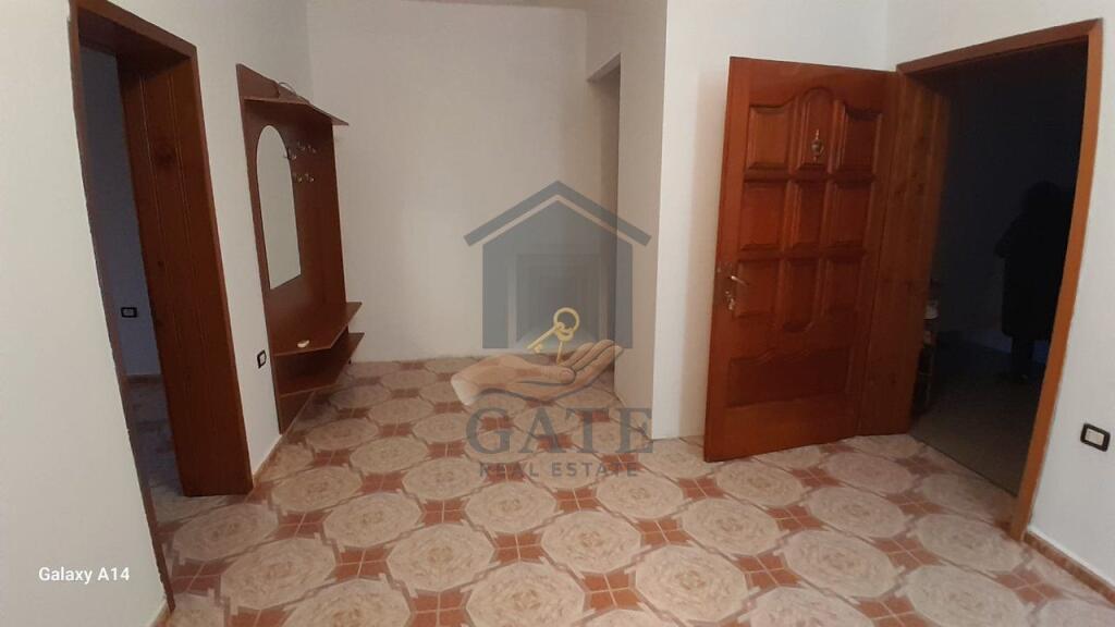 Jepet me qera kati i dytë i një shtëpie 2-katëshe, pranë Spitalit të Durrësit.