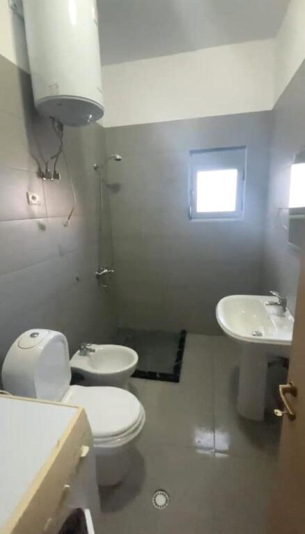 Jepet me Qira Apartament 1+1 i Mobiluar tek Liqeni i Thate ne Rrugen Peti