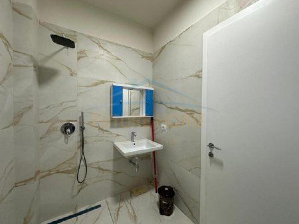 Qera, Apartament 1+1 + Post Parkimi , Rruga Ali Pashë Gucia, Pazari i Ri