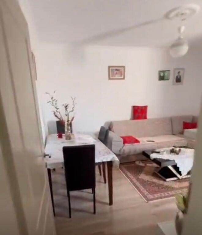 Apartament 2+1 per shitje ne Kombiant!