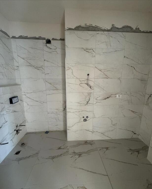 💥Okazion apartament 2+1+2 tualete dhe 3 ballkone qender, Kavaje💥