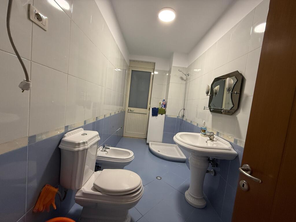 🏢 Ambjent me qira – Rruga e Kavajës, pranë qendrës.