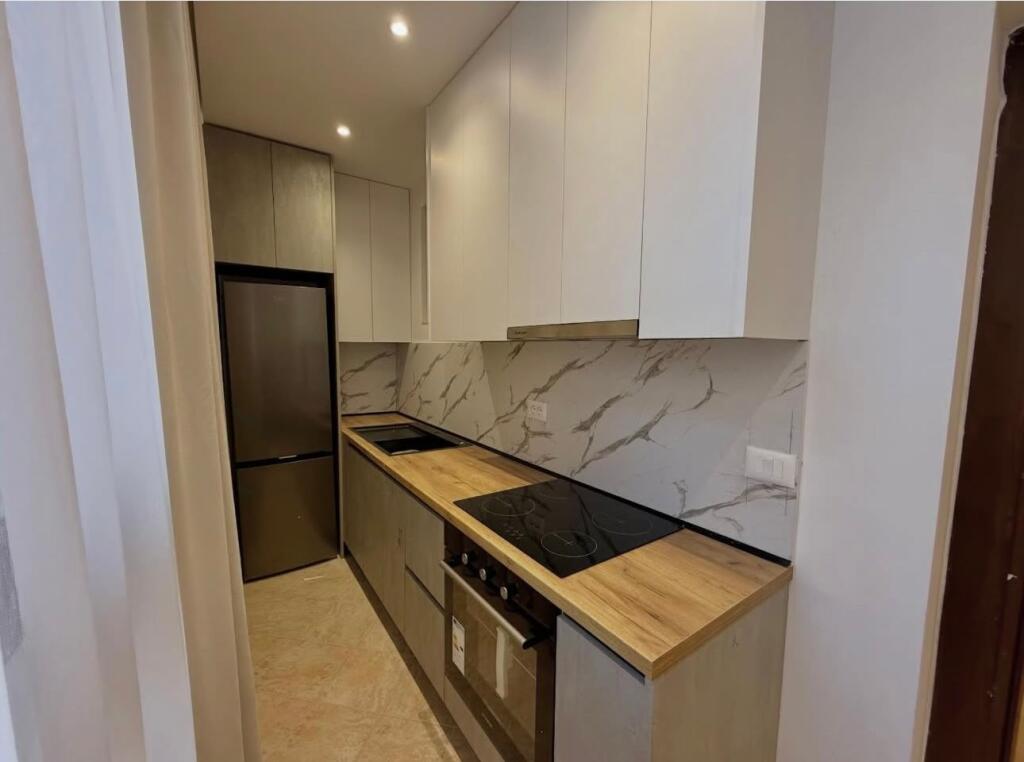 Appartamento in vendita a Komuna e Parisit