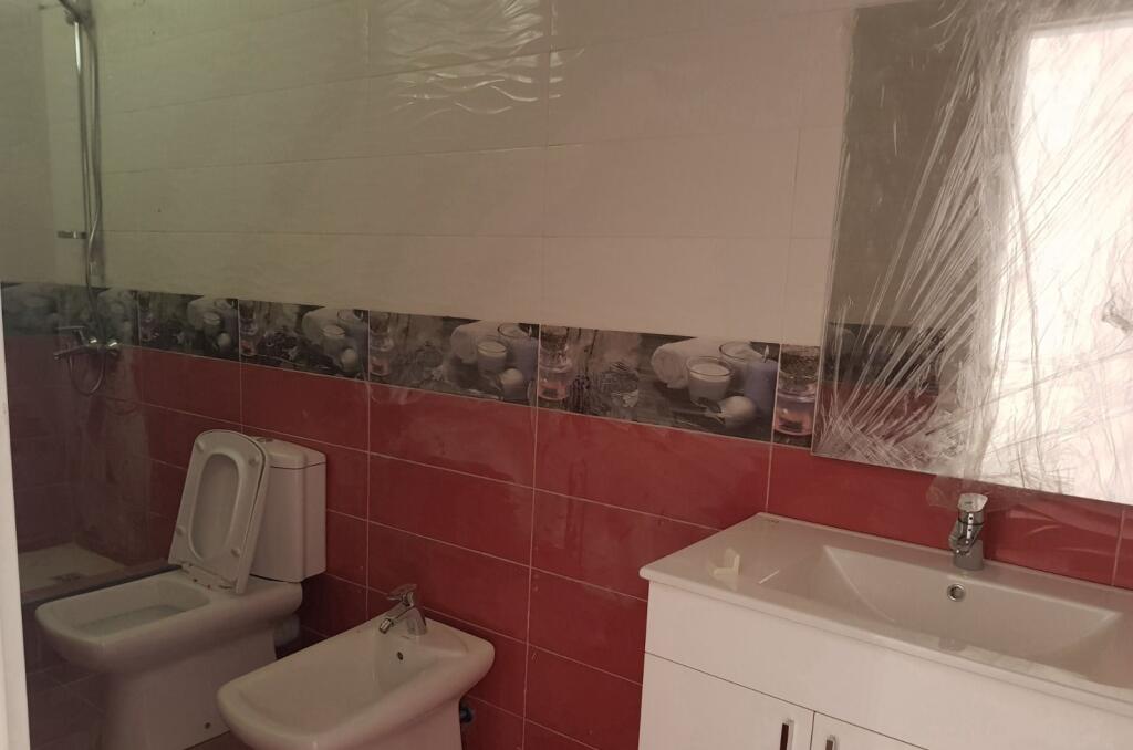 Shitet Apartament 3+1+3 banjo+3 ballkone, Liqeni  Thate