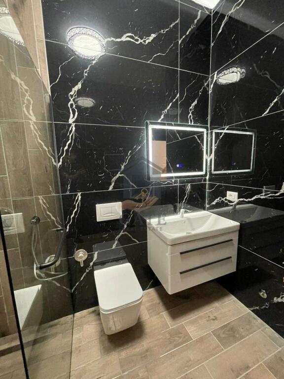 Disponojmë për shitje një super Apartament 3+1 pranë Shkollës "Bajram Curri" në Plazh.