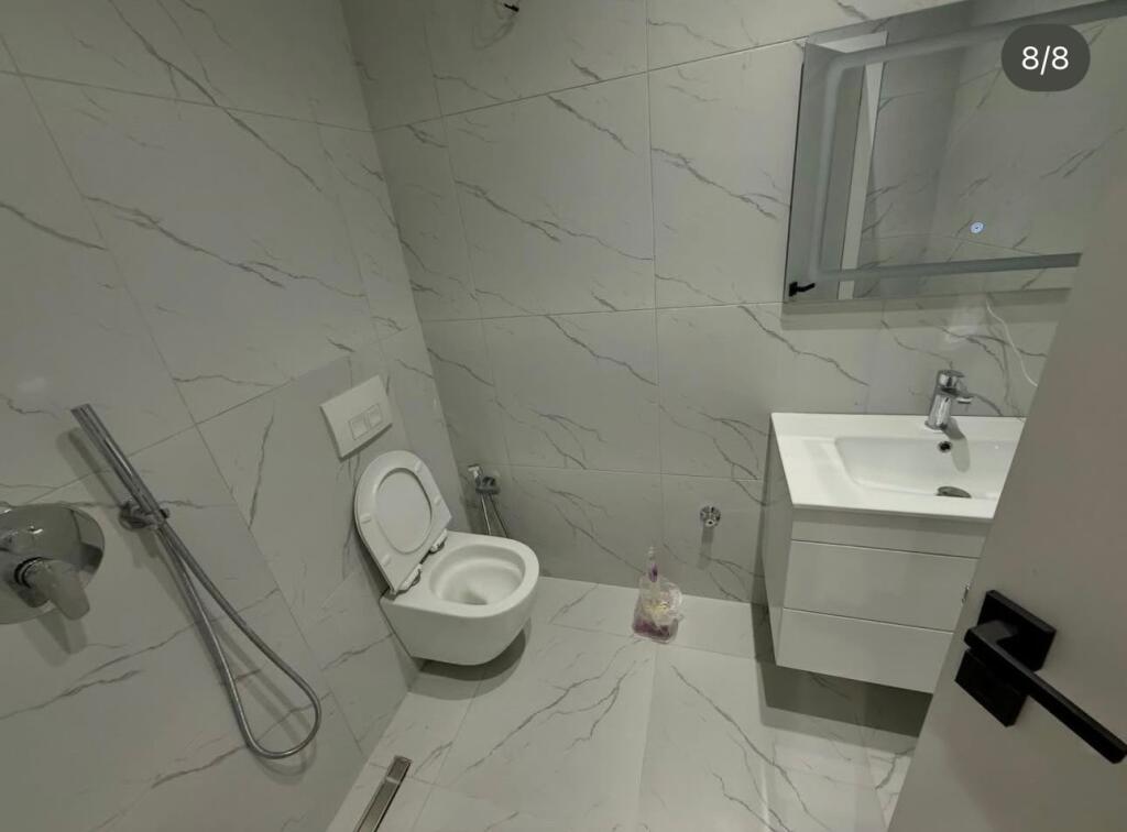 Appartamento in vendita a Komuna e Parisit