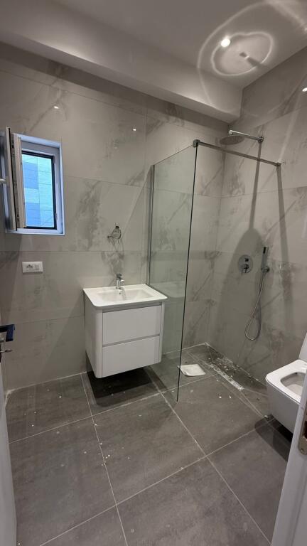 APARTAMENT 1+1 PER SHITJE NE ALI DEM