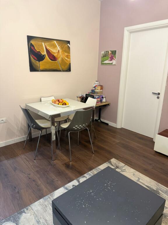 Jepet me qera 1+1 mobiluar ashensor 649 eu liqeni that