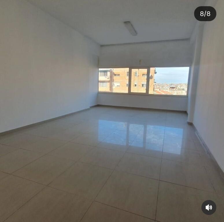 Si affitta edificio multifunzionale sul lato della strada principale.