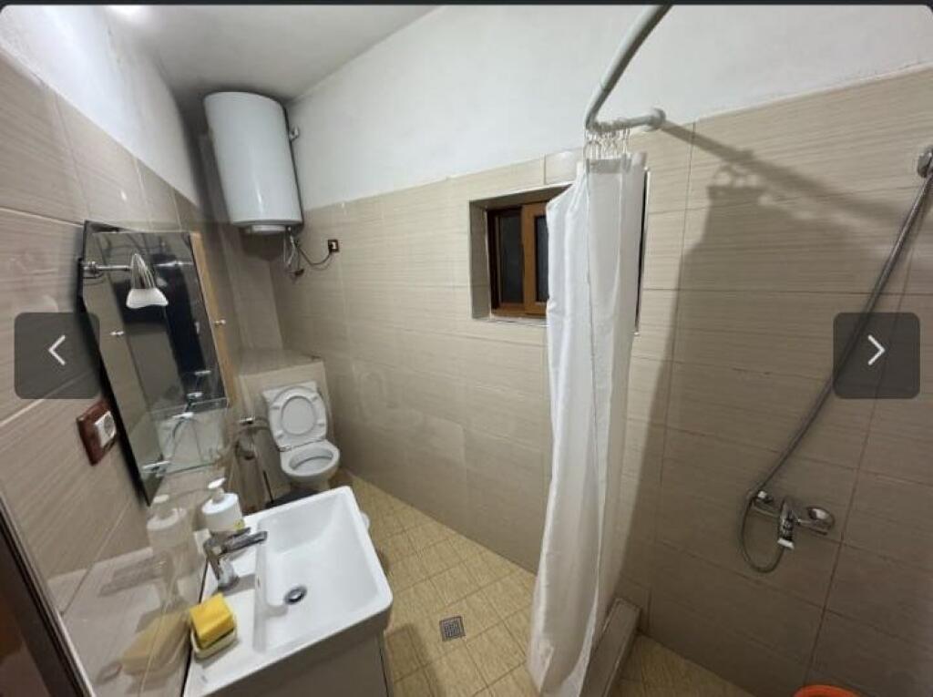 🏠Ne zonen e Varrit te Bamit,Rruga Riza  Kodheli,jepet me qera kati i II-te i nje vile,,2+1,i mobiluar. 45,000Leke