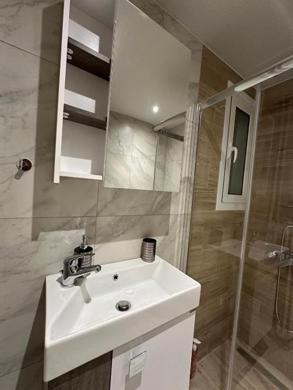 Appartamento In Affitto 2+1+Posto Auto Alla Residenza Kodra e Diellit 1 (ID B2201626) Tirana