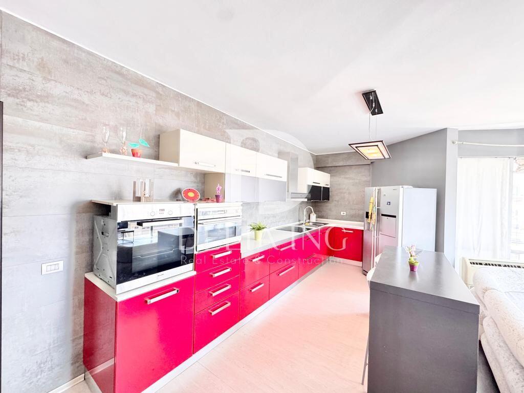 Jepet me qira një apartament i mobiluar tek Komuna e Parisit, në kompleksin KIKA 1