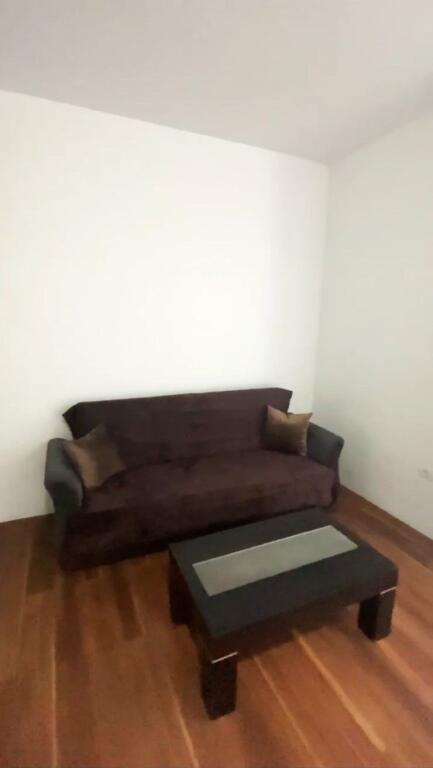 🏢Liqeni i Thate,prane Hotel Sokrati  jepet me qera apartament 1+1,i mobiluar.500Euro   