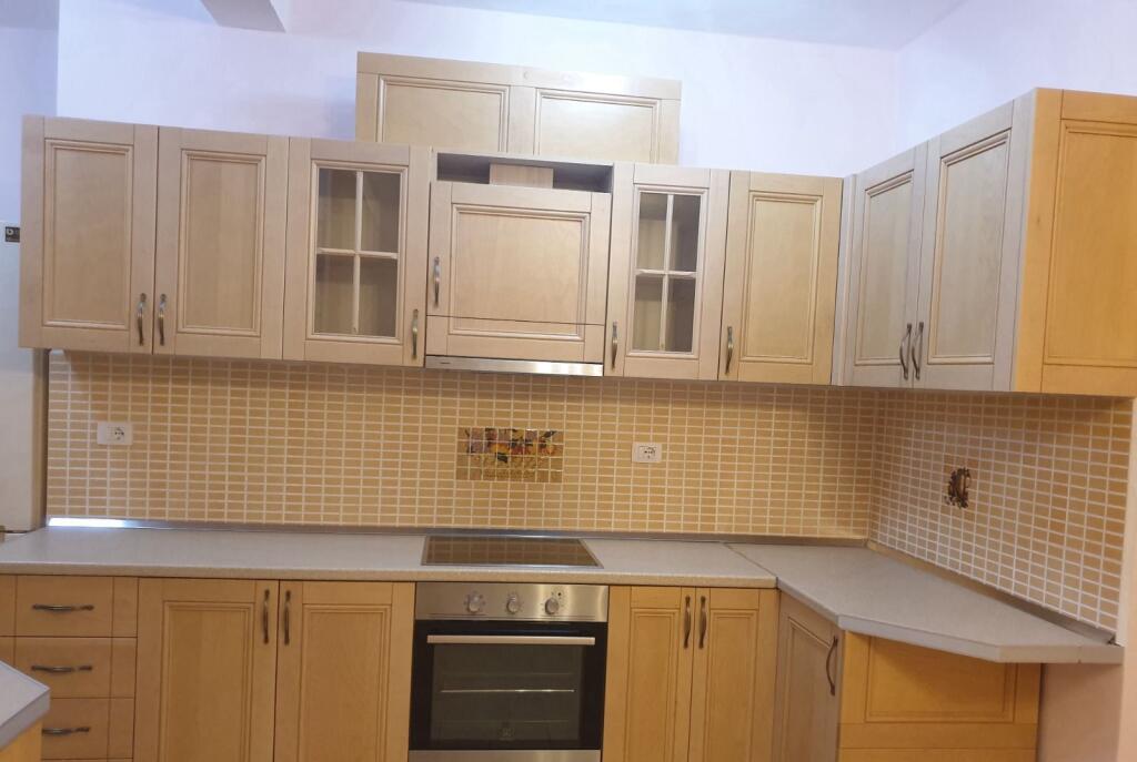 Shitet Apartament 3+1+3 banjo+3 ballkone, Liqeni  Thate