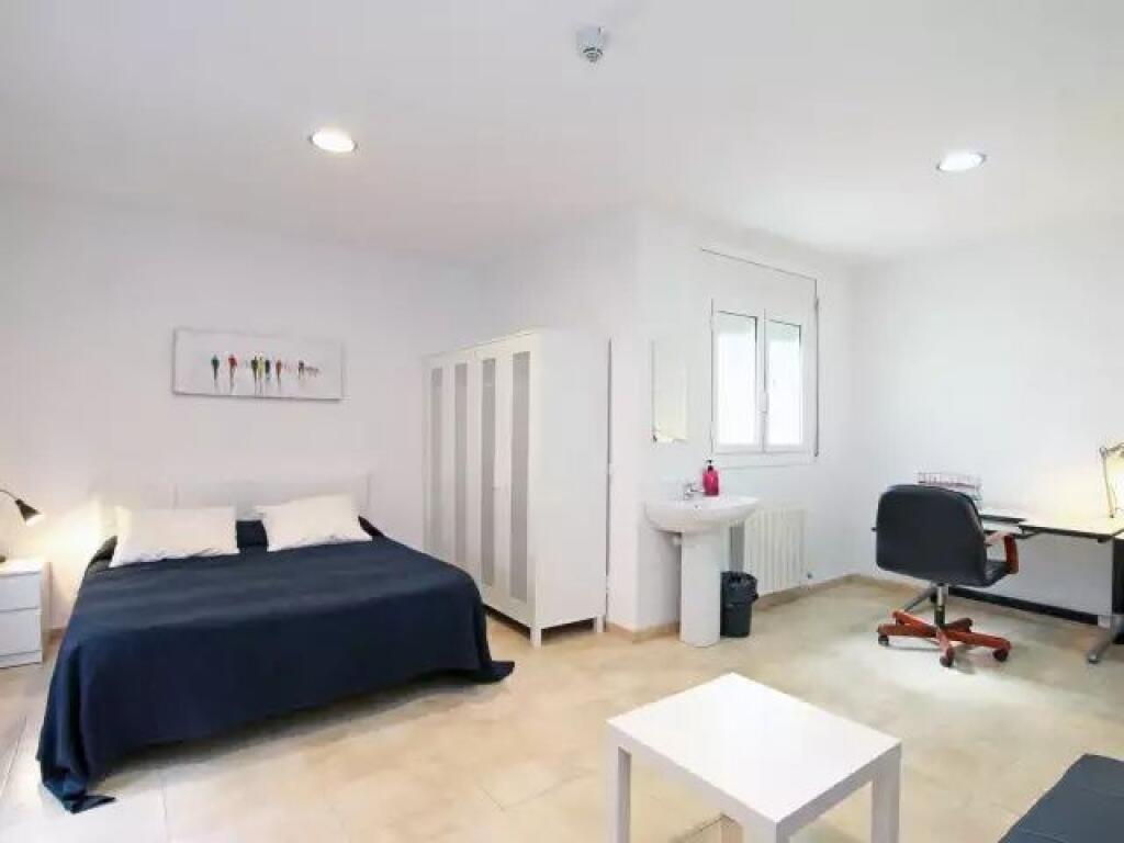 Apartament me qera 2+1 tek Komuna e Parisit (ID B2201378) Tirane