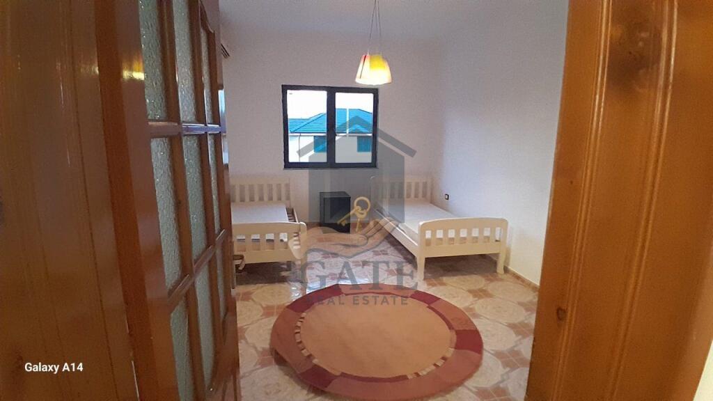 Jepet me qera kati i dytë i një shtëpie 2-katëshe, pranë Spitalit të Durrësit.