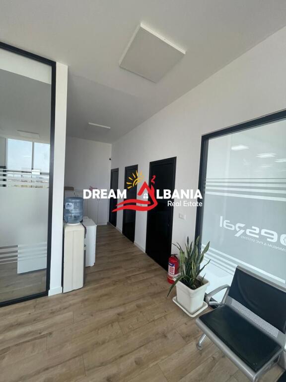 Locale ufficio di 200 m² e 2 posti auto inclusi in affitto a Mezez vicino a Top Channel (ID 42611168)