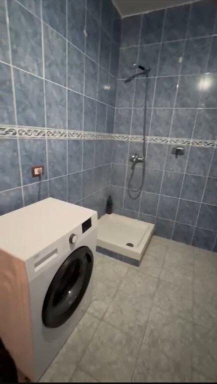 🏢Don Bosko,prane Shkolles 9-vjecare“Vace Zela“jepet me qera apartament,2+1,i mobiluar.55,000Leke     