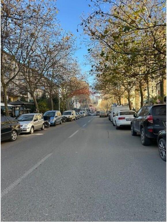 LOCALE IN VENDITA A ALI DEM!