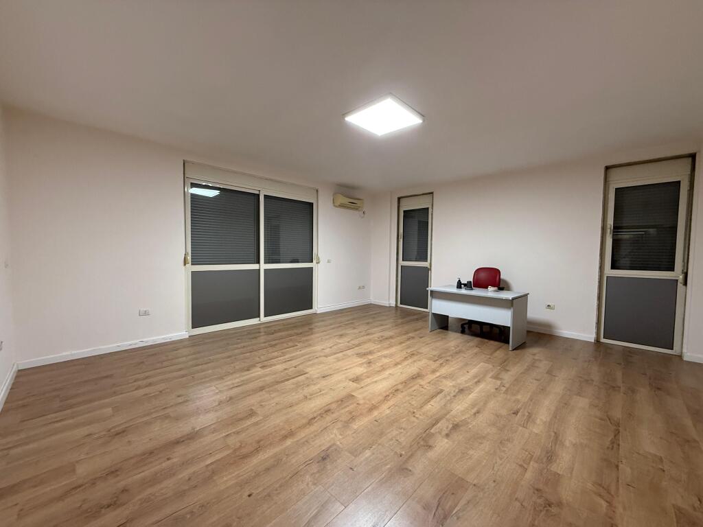 🏢 Ambjent me qira – Rruga e Kavajës, pranë qendrës.