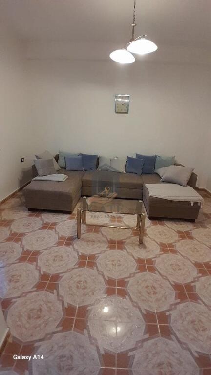 Jepet me qera kati i dytë i një shtëpie 2-katëshe, pranë Spitalit të Durrësit.