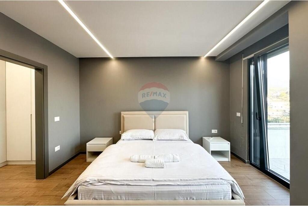 Shitet Apartament 2+1 me verandë në Farkë