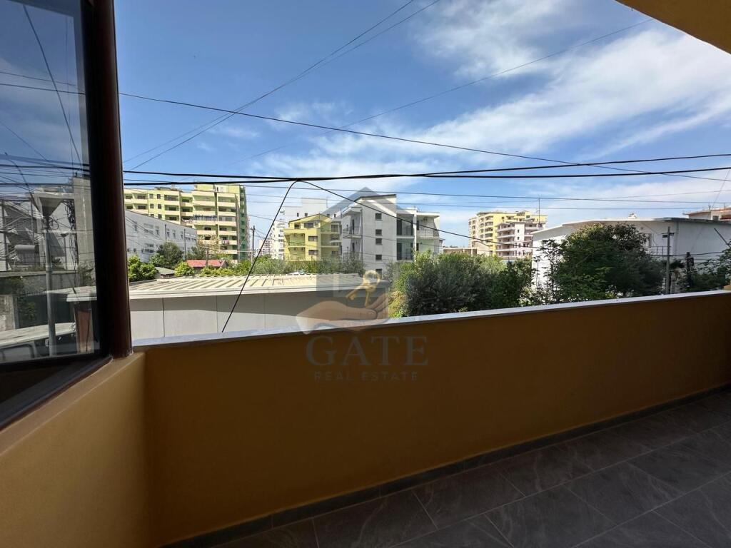 Disponojmë për shitje një super Apartament 3+1 pranë Shkollës "Bajram Curri" në Plazh.