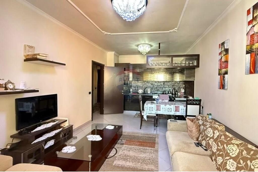Apartament 2+1 per shitje prane Unazes se Re Astir !