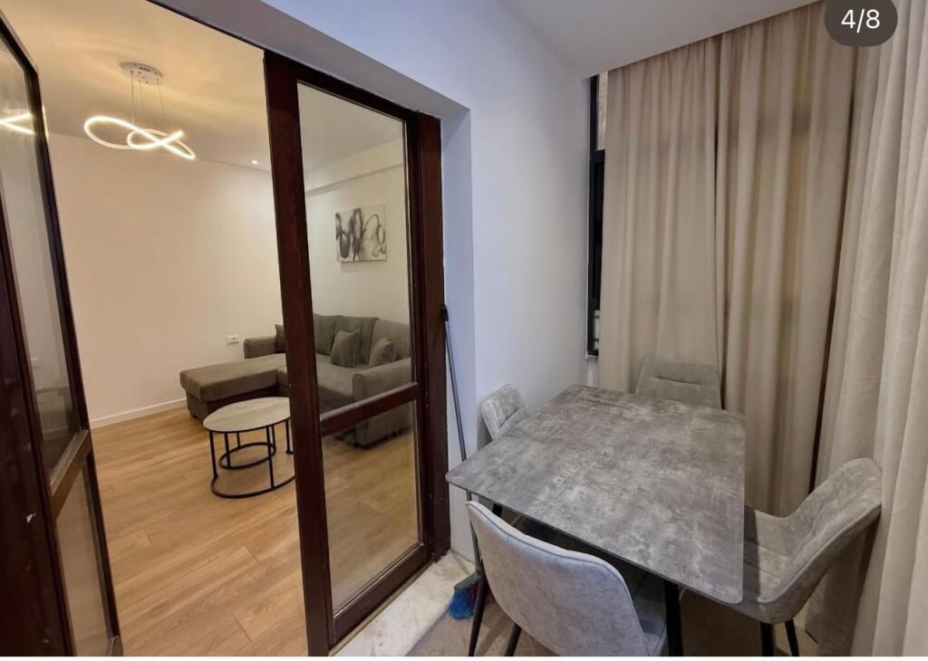 Appartamento in vendita a Komuna e Parisit