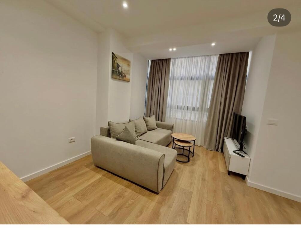 Appartamento in Vendita a Komuna e Parisit