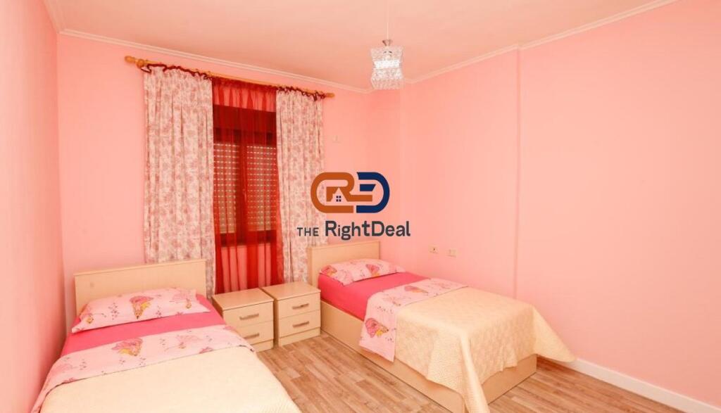 Ne Qender, Jepet Me Qira Super Apartament 3+1+2, Me Pamje Nga Sheshi Skenderbej !!