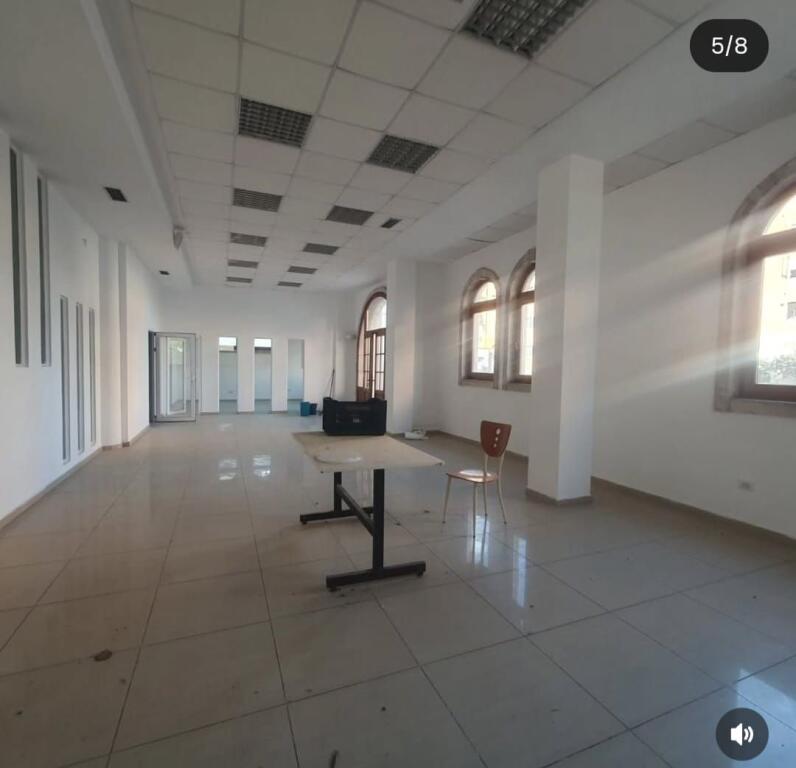 Si affitta edificio multifunzionale sul lato della strada principale.