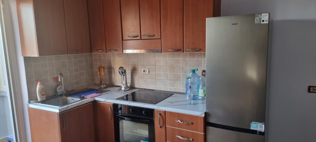 Japim me qira apartament 2 +1 ME VERAND  ne Kombinat prane stacionit te urbanit  
