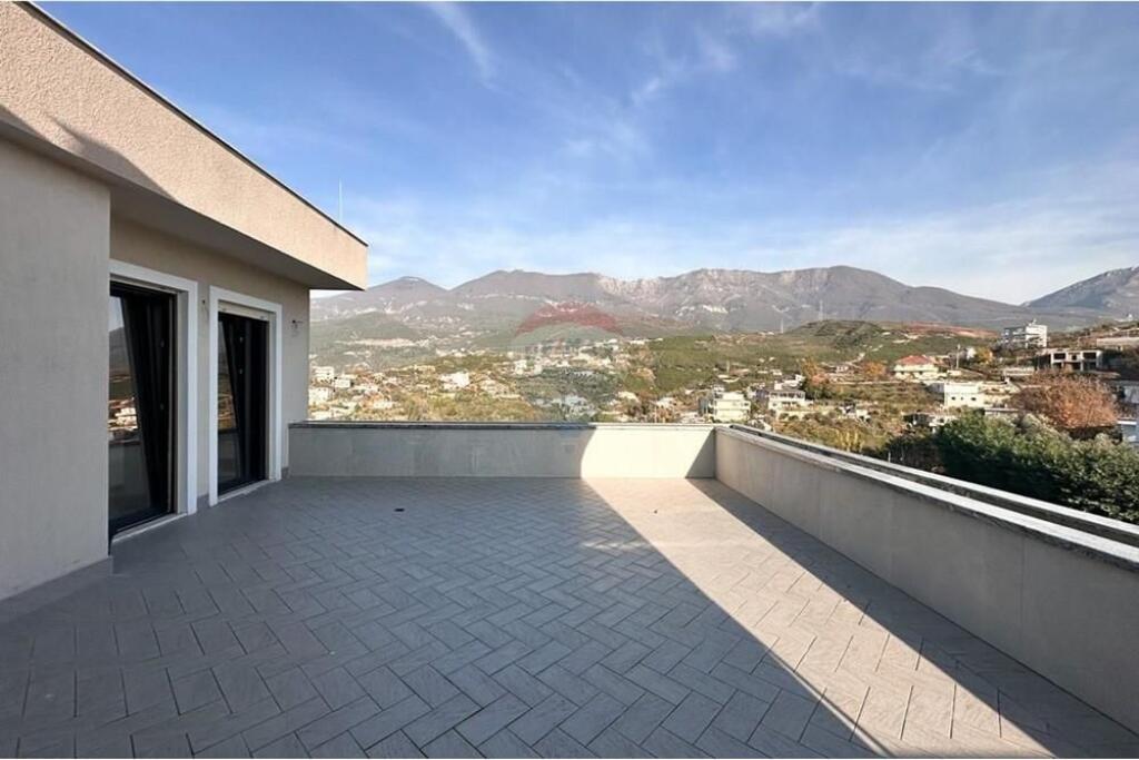 Shitet Apartament 2+1 me verandë në Farkë