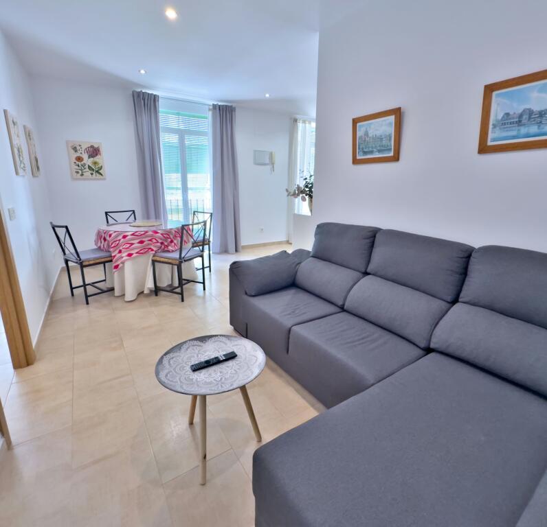 Apartament me qera 2+1 tek Komuna e Parisit (ID B2201378) Tirane