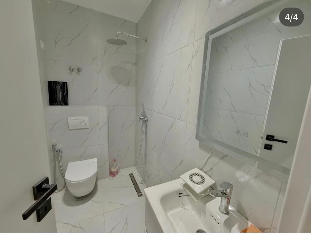 Appartamento in Vendita a Komuna e Parisit