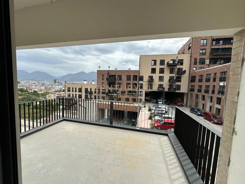 SHITET APARTAMENT 3 + 1 + 2 TEK KODRA E DIELLIT 2 !