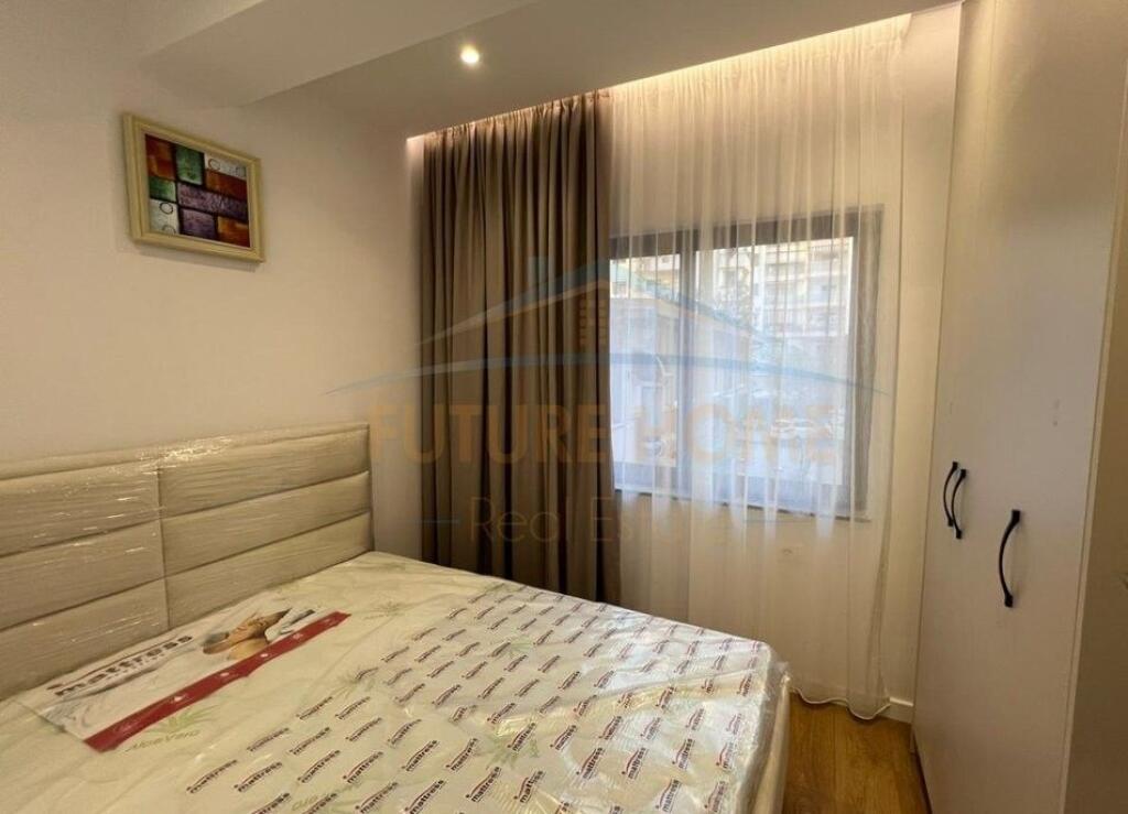 Shitet, Apartament 1+1, Komuna e Parisit, Tirane.