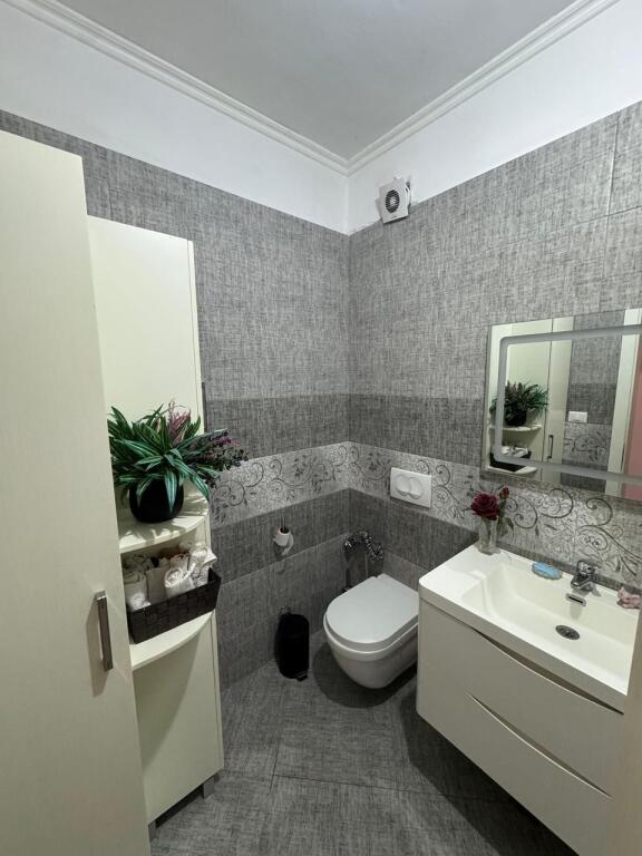 Ap 2+1+2 tualete+parkim per qera -Linze...