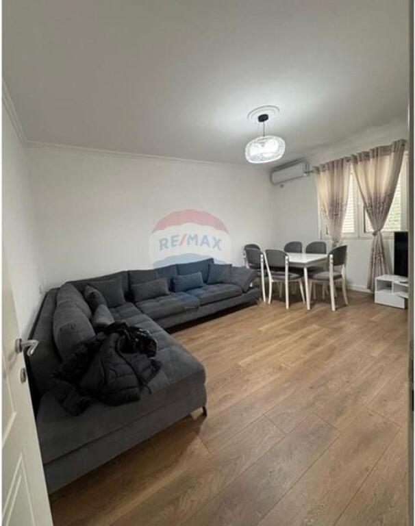 Shitet Apartament 2+1 tek Oxhaku