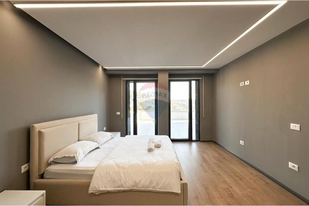 Shitet Apartament 2+1 me verandë në Farkë