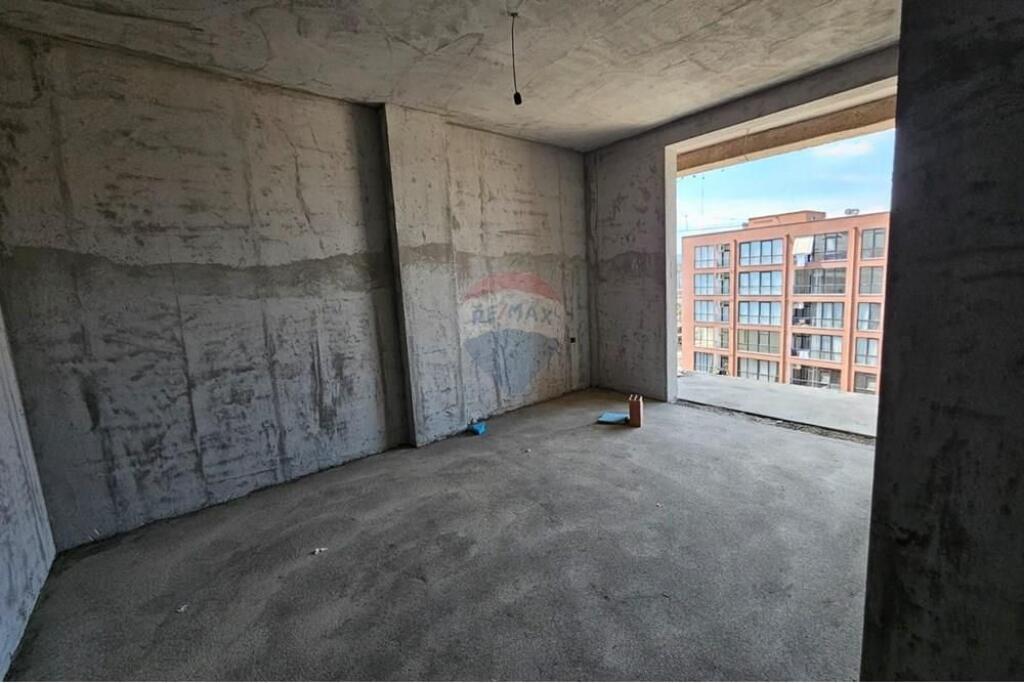 Apartament per shitje 3+1+2+ 2 Ballkone tek Bulevardi i Ri