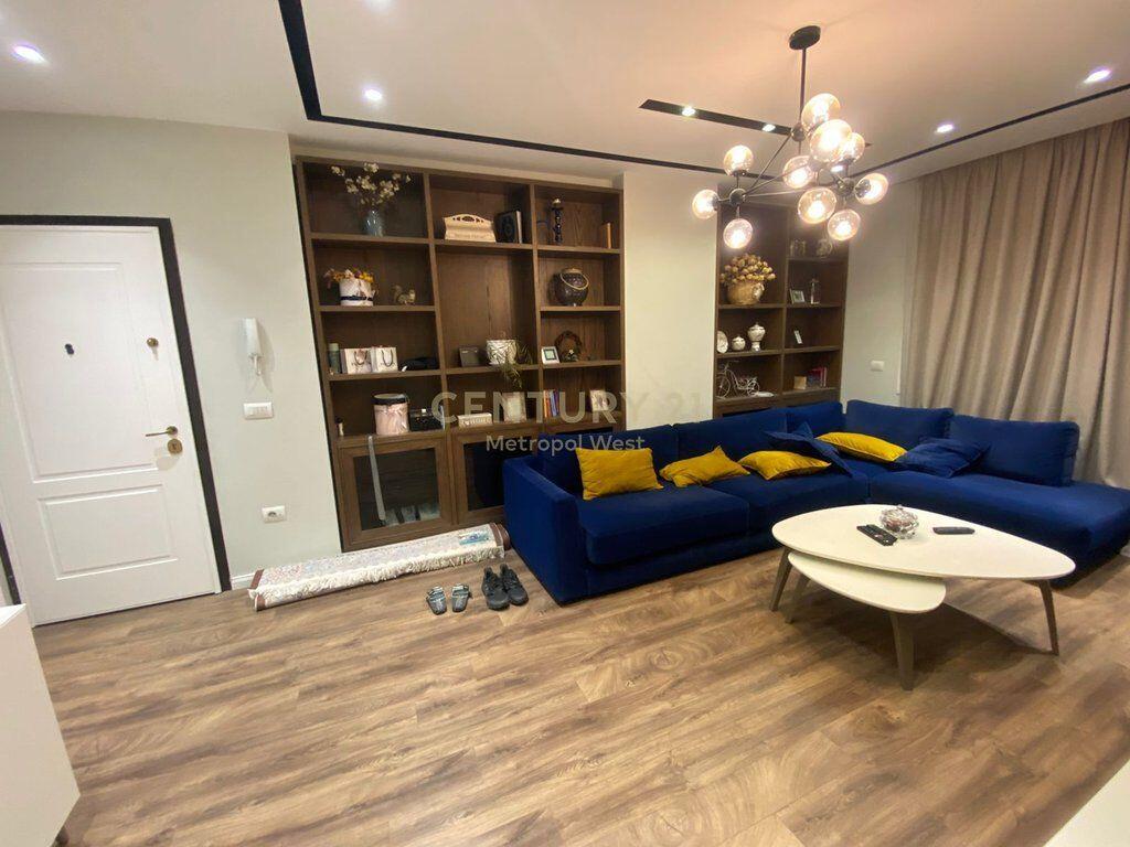 APARTAMENT 3+1+2 ME QERA TEK RRUGA E BARRIKADAVE ! 1,700 € /Muaj