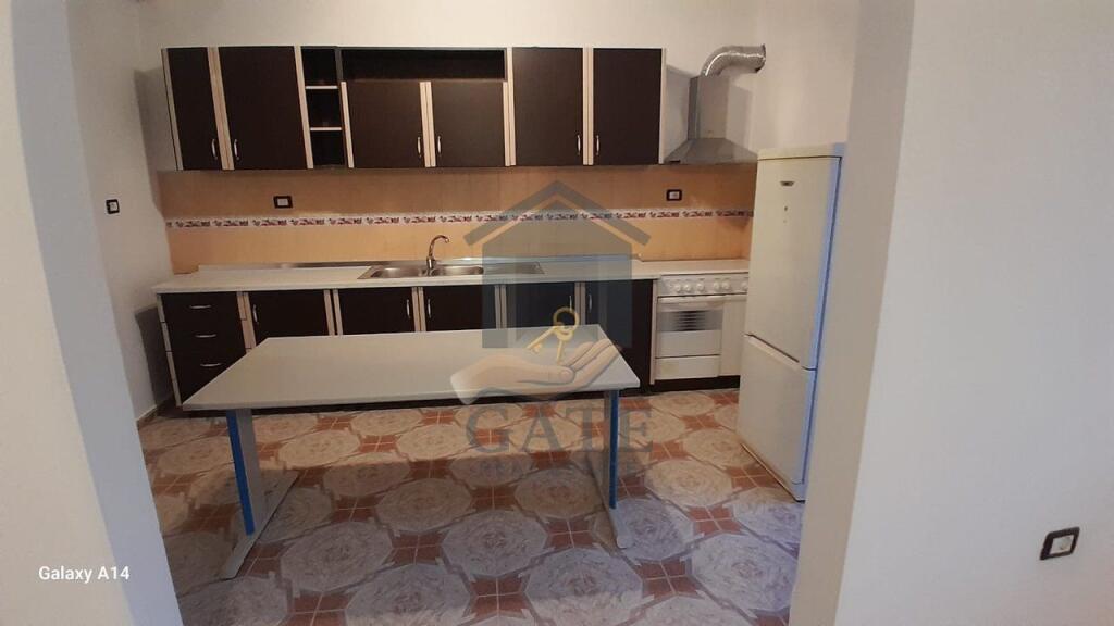 Jepet me qera kati i dytë i një shtëpie 2-katëshe, pranë Spitalit të Durrësit.